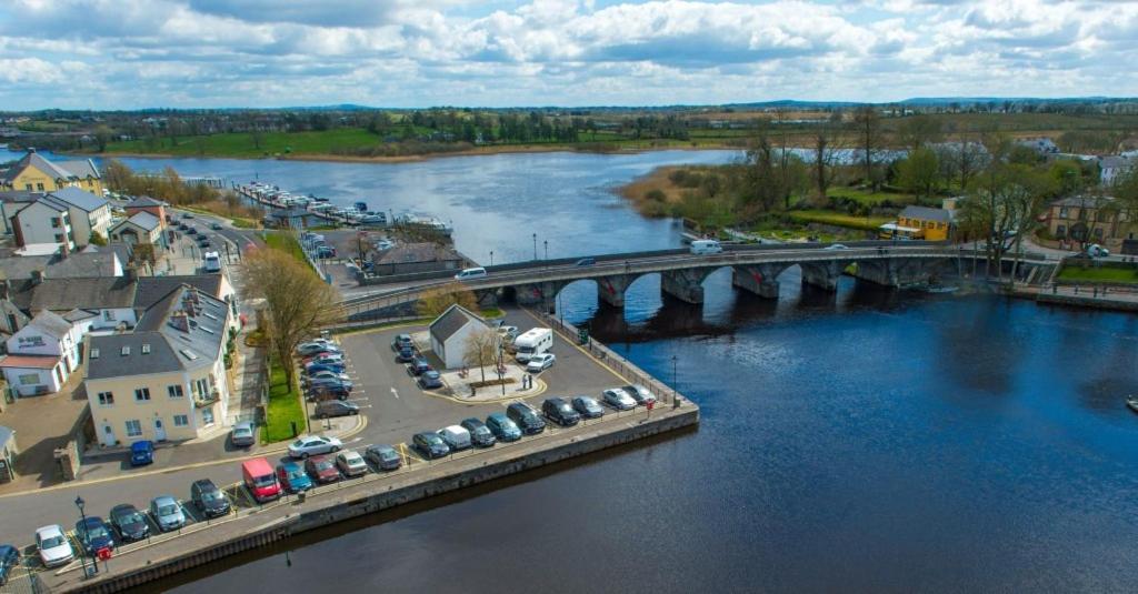 24 Beds In Carrick On Shannon Bagian luar foto